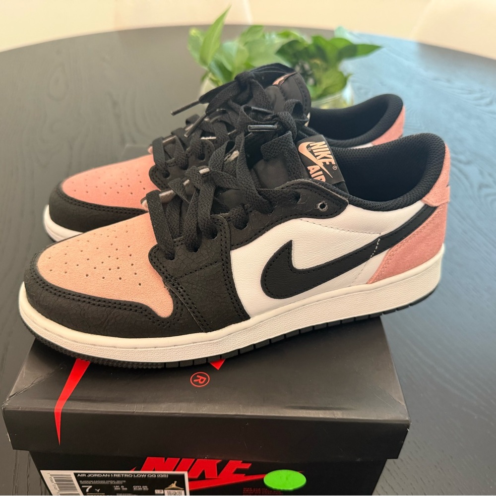 Air Jordan 1 Retro Low OG – Light Pink/Black/White Youth 7Y / Women’s 8.5